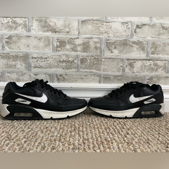 Black Nike Air Max - Picture 3 of 3